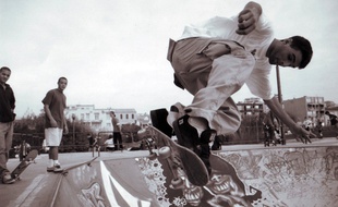 Laurent Molinier, aka Momo, lors d'une session dans le bowl de Marseille en 1994.
